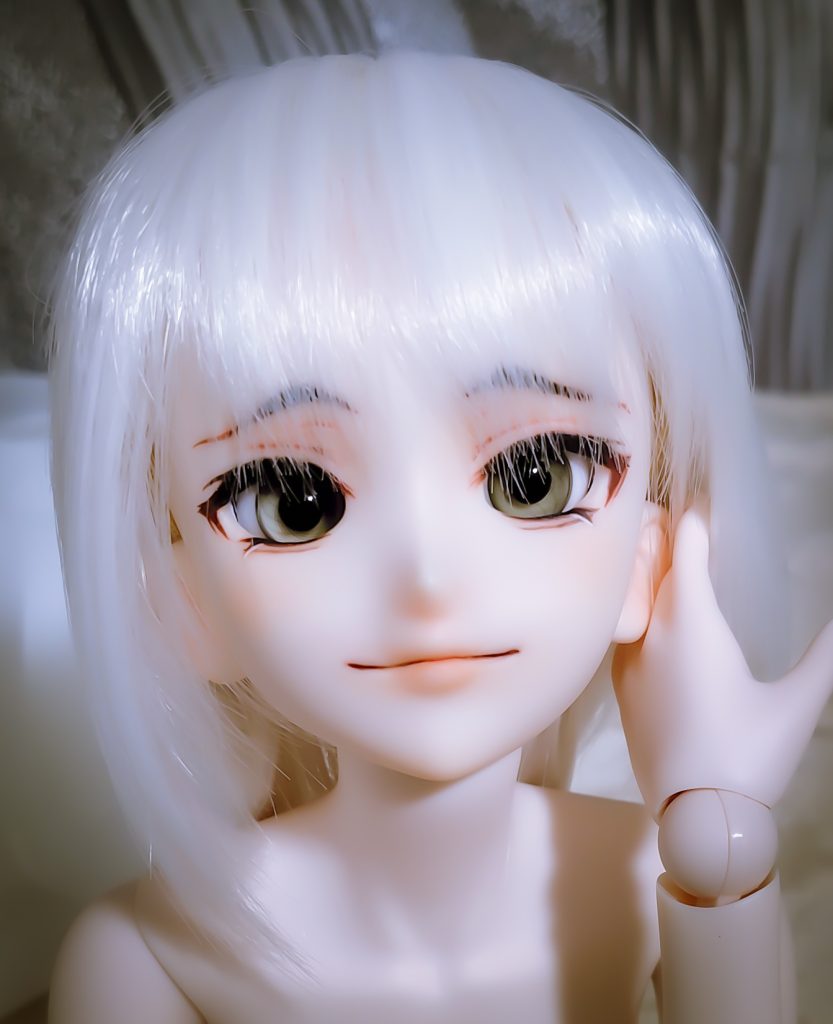 白髪の美しいドールが微笑んでいる